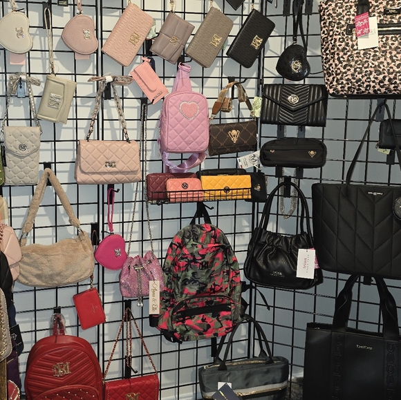 SOLO Handbags/Wallets Show: Next Show Coming Soon! - Picture 9 of 10